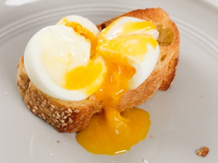 Manfaat dan Bahaya Makan Telur Setengah Matang Terlalu Sering