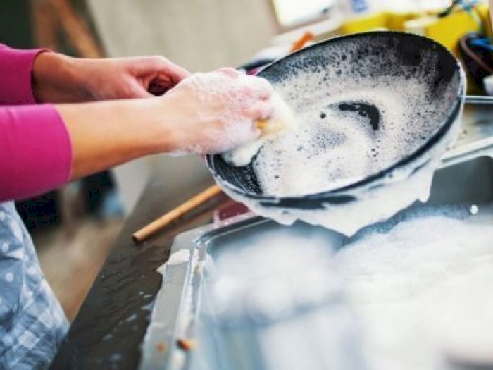 Cara Mudah Mencuci Teflon dari Sisa Masakan yang Membandel