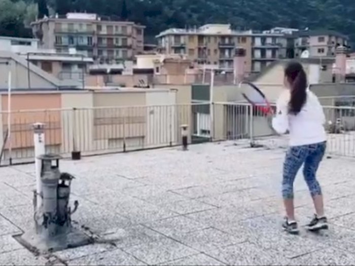 Lockdown, Dua Wanita Italia Ini Isi Waktu dengan Latihan Tenis di Atap Gedung