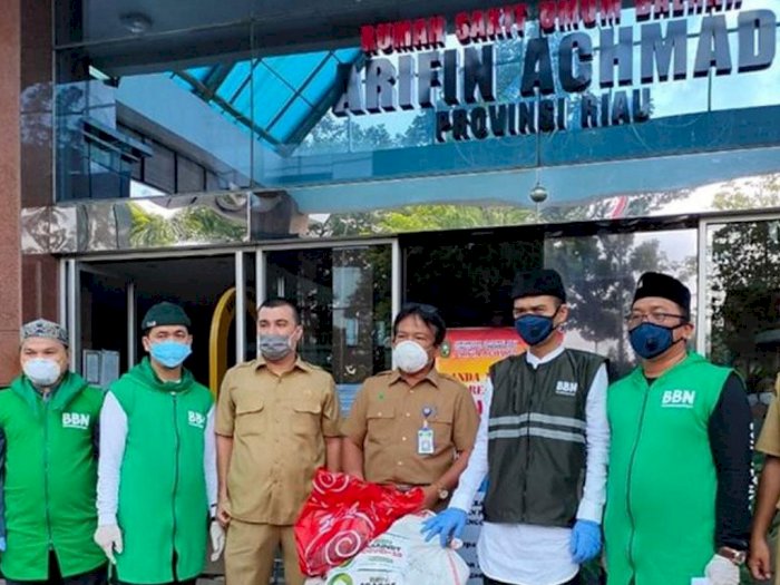 Ustaz Abdul Somad Beri Bantuan 400 APD ke RS Rujukan COVID-19 di Pekanbaru