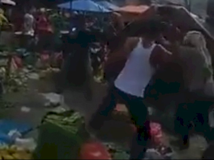 Video: Seorang Drivel Ojol Dipukuli dan Dikeroyok Massa di Pasar Sambu Medan
