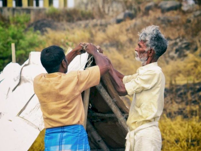 Dua Saudara di India Ini Rela Jual Tanah Demi Beri Makan Warga di Desanya