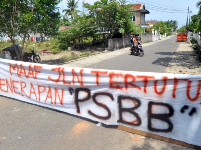 Aksi Warga Tutup Portal di Masa PSBB, Ini Tanggapan Polisi