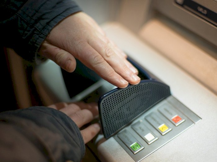 Hati-hati Jika ke Mesin ATM Didekati Anak-anak, Uang Anda Akan Melayang