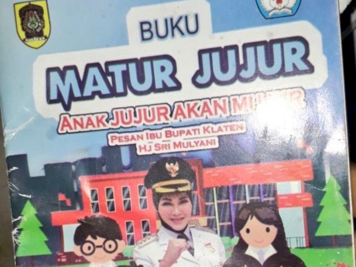 Heboh Fotonya Muncul di Buku Sekolah, Tagar Bupati Klaten Memalukan Trending di Twitter