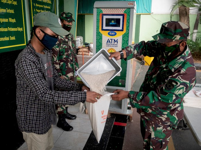 FOTO: ATM Beras Gratis untuk Warga Terdampak Pandemi Corona