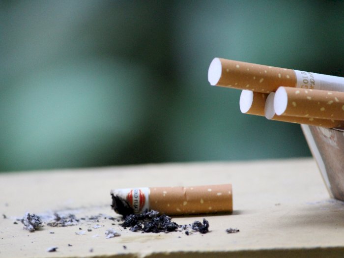 Merokok Ternyata Bikin Rumah Tidak Aman dari Virus Corona