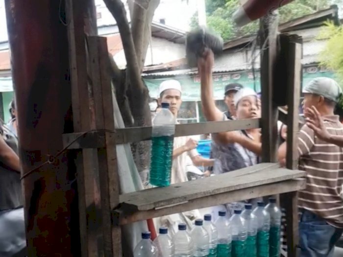 Viral Detik-detik Warung Warga di Batang Kuis Digeruduk Sekelompok Massa