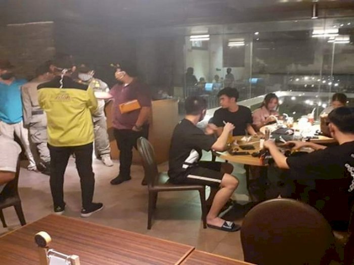 Satpol PP Bubarkan Pengunjung Kafe di Medan yang Tetap Buka Selama Pandemi Covid-19
