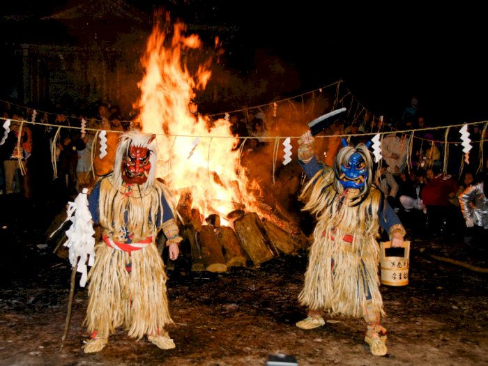 Iblis Raksasa Berkeliaran di Jalan dalam Festival Namahage Sedo
