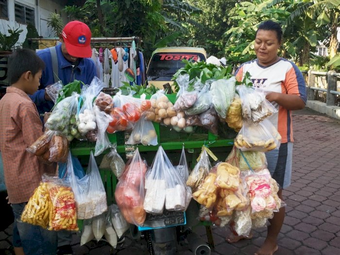 Viral Belanja di Tukang Sayur Harus Jaga Jarak, Netizen: Ngegibah Tidak Lagi Berjalan