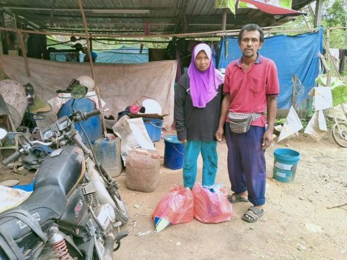 Hanya Tinggal di Tenda, Seorang Ayah Asal Malaysia Ini Bisa Kuliahkan 3 Anaknya