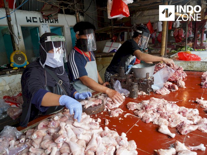 FOTO: Pedagang Ayam Gunakan Plastik Pelindung Wajah