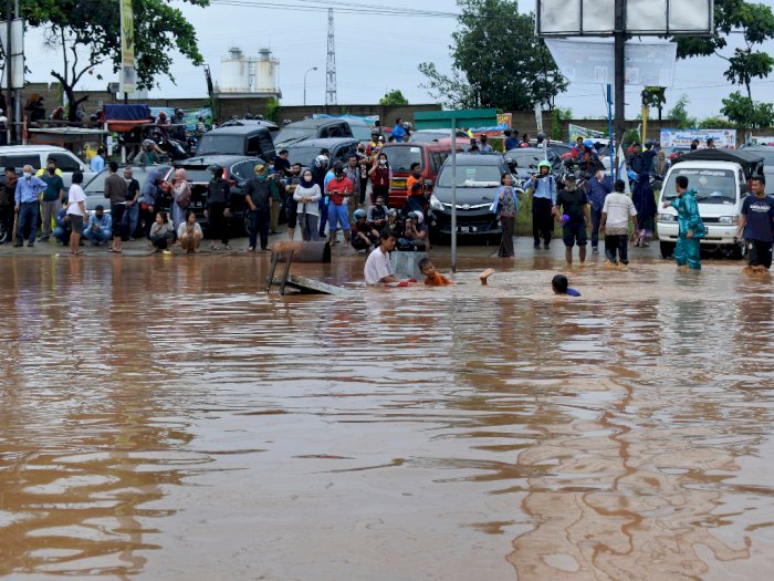 Dampak Banjir Bandang, Lalu Lintas Tol Cilegon Barat Dialihkan ke Tol Merak