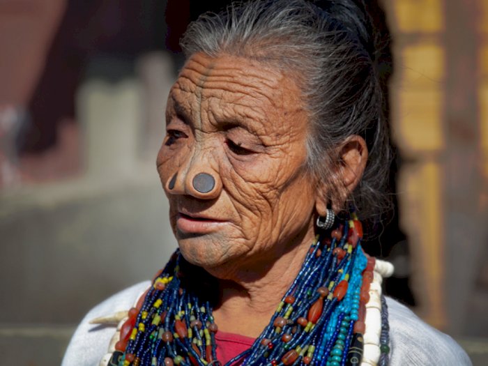 Perempuan Suku Apatani yang Memakai Sumbat Hidung Agar Terlihat Jelek