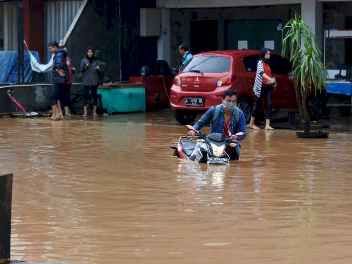 Banjir Bandang di Cilegon, Beberapa Mobil Hanyut Diterjang Arus