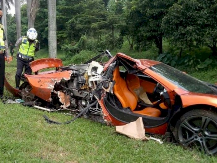 Satu Unit McLaren MP4-12C Alami Kecelakaan di Jalur Tol Jagorawi, Hancur Babak Belur