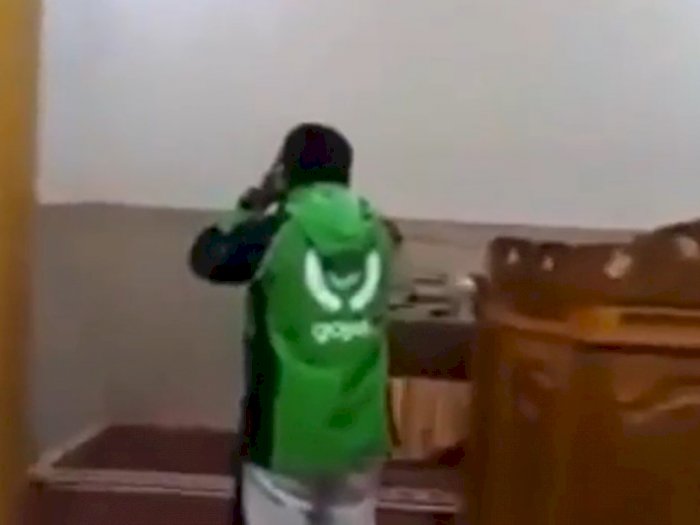 Viral Video Driver Ojol Adzan di Masjid, Suara Merdunya Bikin Adem