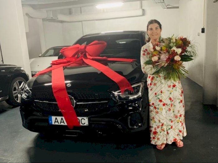Guna Peringati Hari Ibu, Ronaldo Hadiahkan SUV Mercy GLC Coupe untuk Ibunya