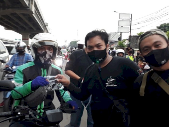 Anak Motor Bandit Ikut Bagikan Masker Non-Medis untuk Pemotor di Jalan Raya