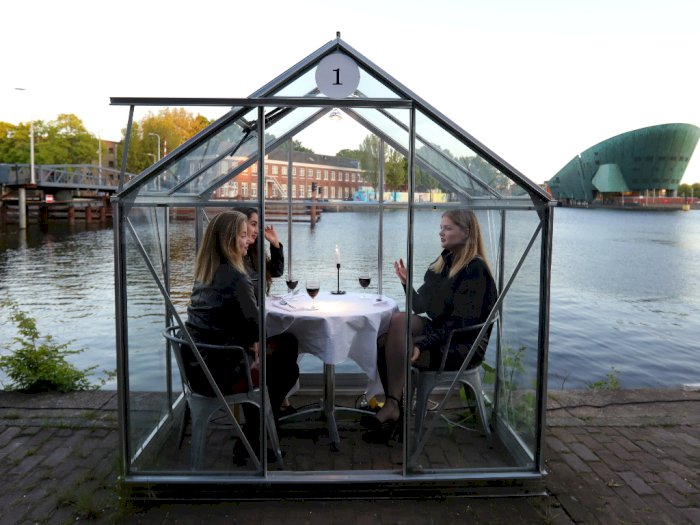 FOTO: Restoran Unik di Belanda, Pakai Ruang Kaca Untuk Cegah Corona