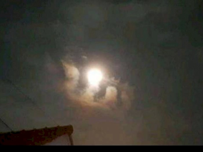 Viral Penampakan Awan Berbentuk Lafaz Allah Persis di Bawah Bulan, Netizen Khawatir Dukhan