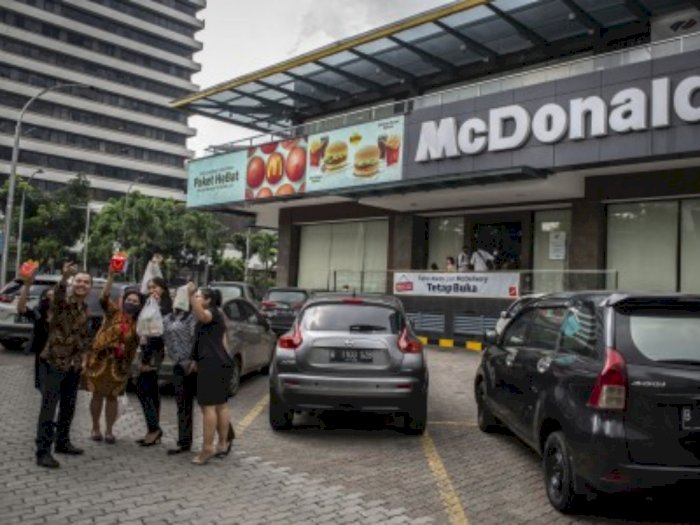 Viral Kerumunan Orang Merekam Penutupan McDonald's Sarinah Abaikan PSBB, Netizen: Norak!
