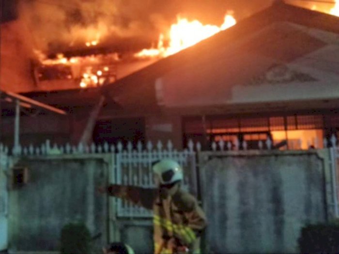Diduga Akibat Korsleting, Rumah Dua Lantai di Pulogadung Habis Terbakar