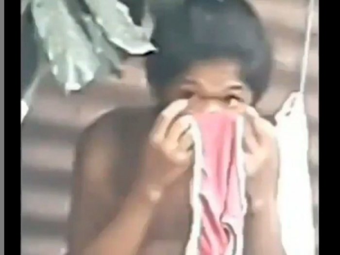 Remaja Ini Terciduk Cium Celana Dalam Wanita, Videonya Bikin Ngakak