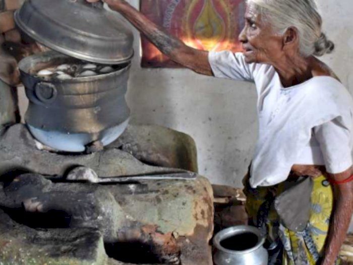 Bantu Orang yang Membutuhkan, Nenek Asal India Ini Jual Makanan Cuma Rp200