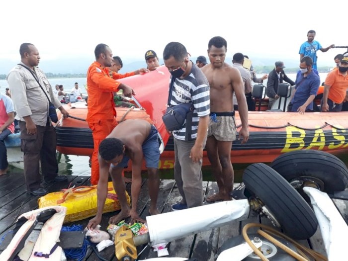 Bangkai Pesawat MAF dan Jasad Pilot Jatuh di Danau Sentani Dievakuasi 