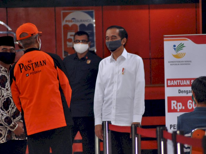 FOTO: Pakai Masker, Jokowi Tinjau Penyerahan Bansos Tunai di Bogor