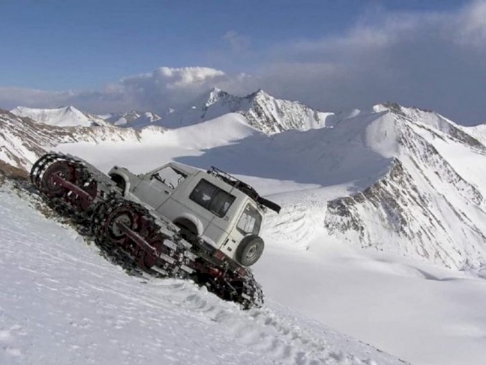 Jimny Dimodifikasi Jadi Mobil Penjelajah Gunung Es yang Tangguh