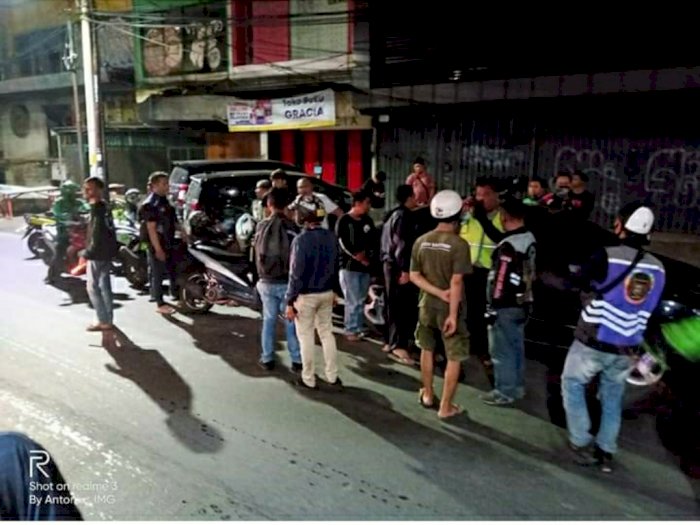 Usai Isi BBM, Mobil Sedan Langsung Kabur dan Tabrak Ojol di Kalimalang
