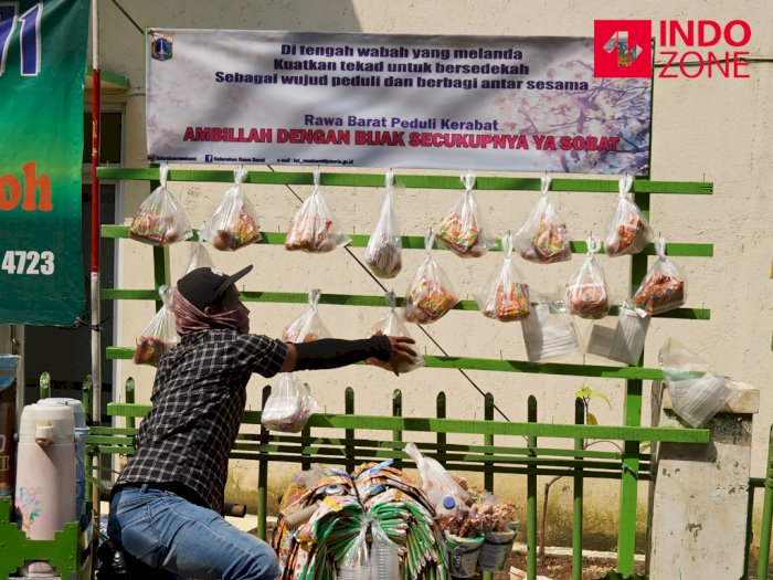 FOTO: Tiang Berbagi Sedekah untuk Warga Terdampak Pandemi Corona
