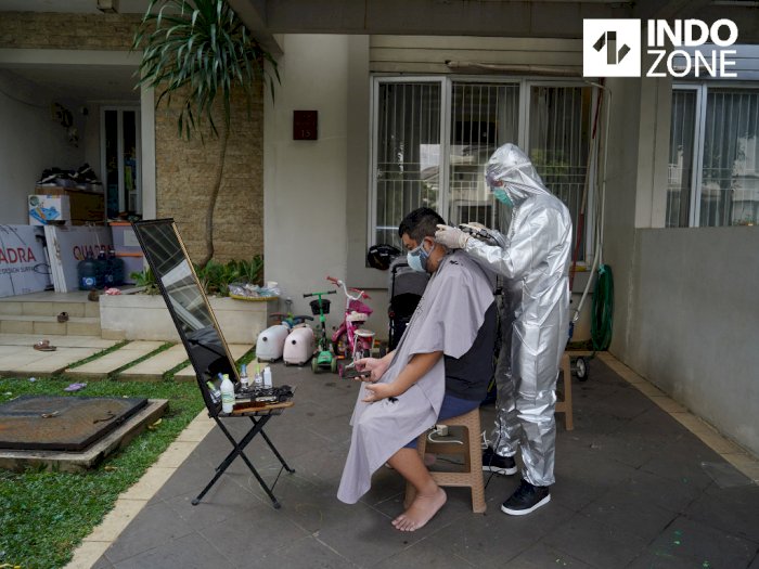 FOTO: Jasa Cukur Rambut Panggilan di Tengah Pandemi COVID-19 | Indozone.id