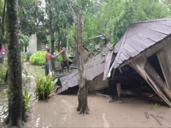 Satu Rumah Panggung Ambruk di Stabat Akibat Hujan Deras 