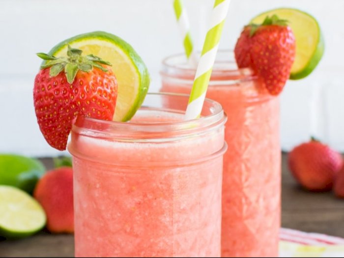Legakan Dahaga dengan Minuman Dingin Strawberry Limeade Slushie 