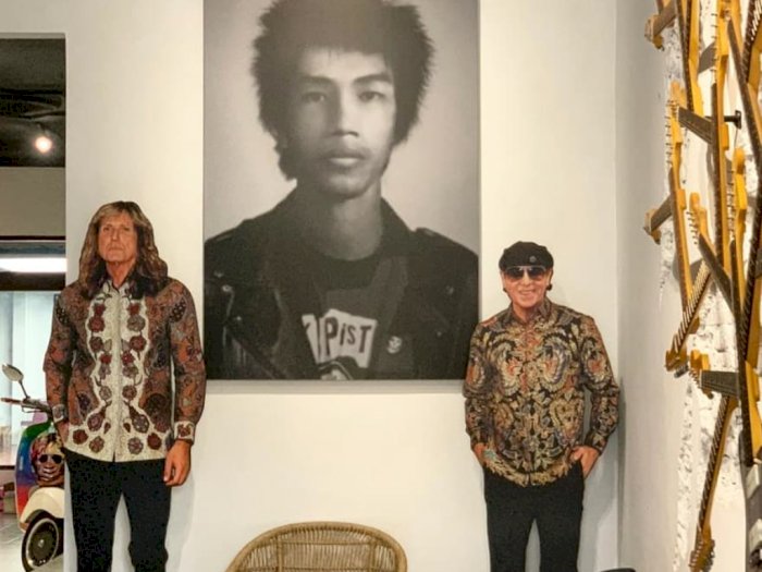 Saat Pentolan Band Scorpion Foto Bersama di Bawah Potret 'Jokowi Dedengkot Punk' Indonesia