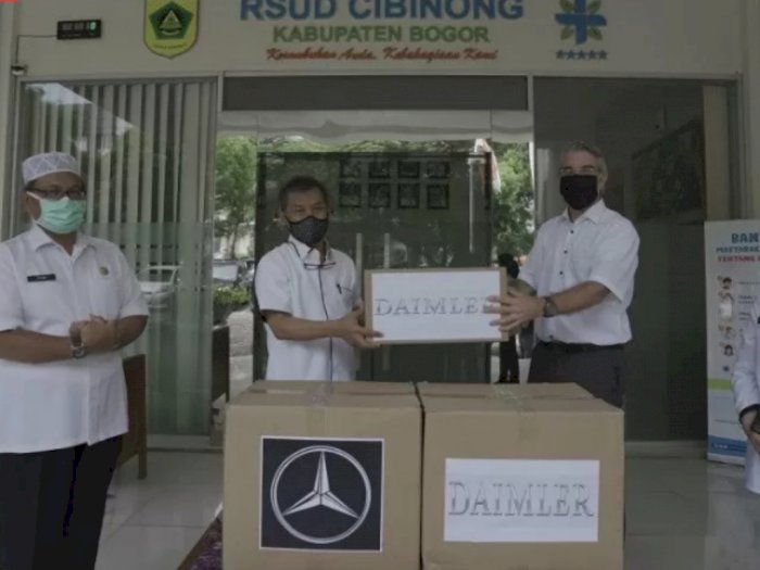 Pihak Mercedes-Benz dan Daimler Menyumbang Masker Kesehatan ke RSUD Cibinong