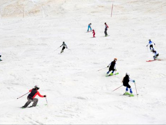 Akhiri Lockdown, Raturan Orang Bermain Ski di Slovenia