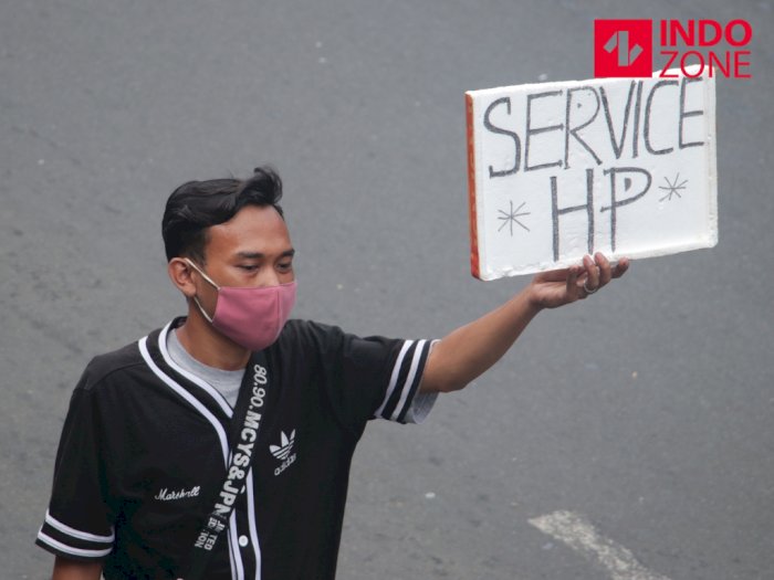 FOTO: Tukang Servis Ponsel Tawarkan Jasa di Pinggir Jalan