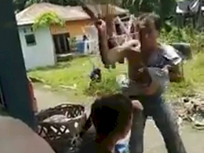 Video: Detik-detik Pemulung Dipukuli Warga Sampai Menangis, Seorang Ibu Minta Hentikan