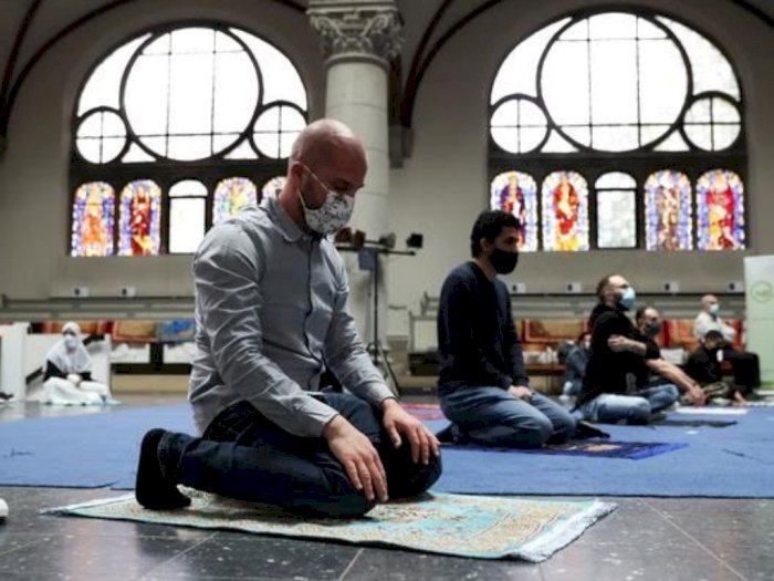 Umat Muslim di Berlin Jerman Salat di Gereja Agar Tetap Jaga Jarak, Imam: Ini Rumah Tuhan