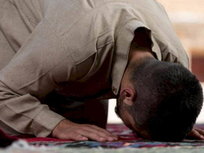 Tak Boleh Berjamaah di Masjid atau Lapangan? Ini Cara Salat Idul Fitri Sendiri di Rumah
