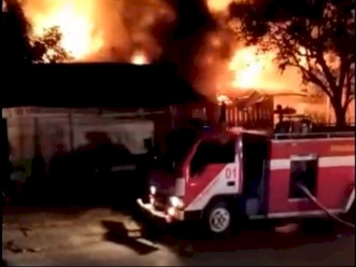 Kebakaran Terjadi di Depan SMP 4 Soposurung Balige, Satu Unit Toko Hangus