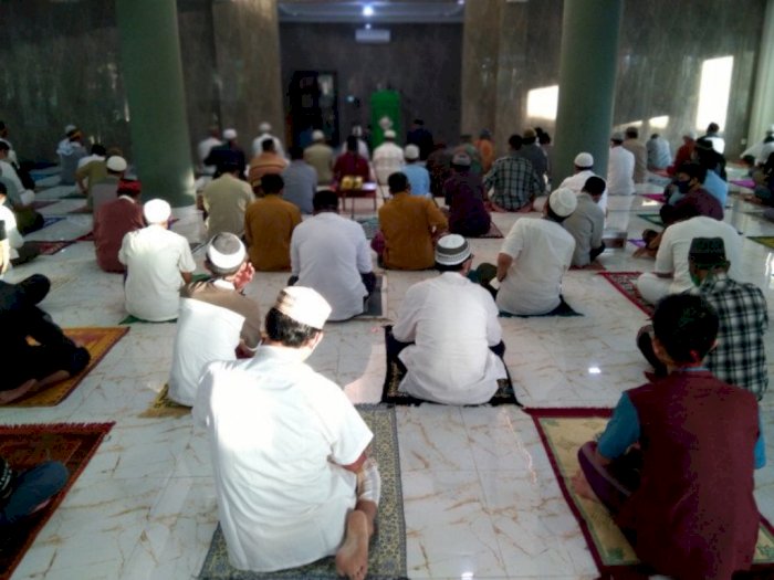 Ratusan Warga Gelar Salat Idul Fitri di Masjid saat Pandemi Corona