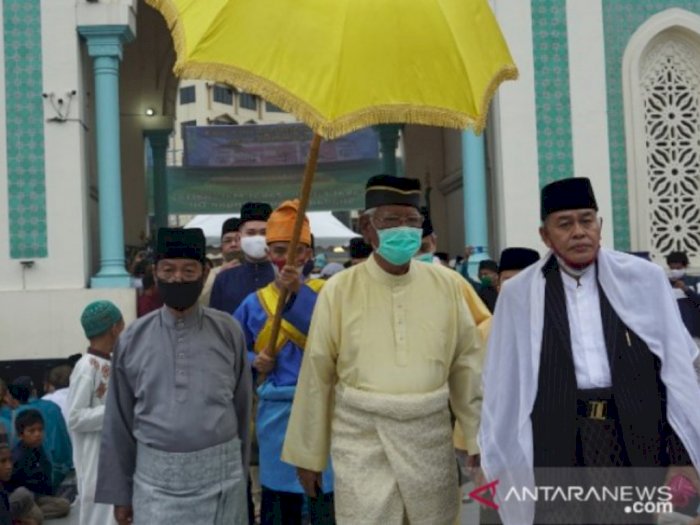 Sultan Deli Shalat Ied Bersama Ribuan Muslim di Masjid Raya Al Mashun Medan