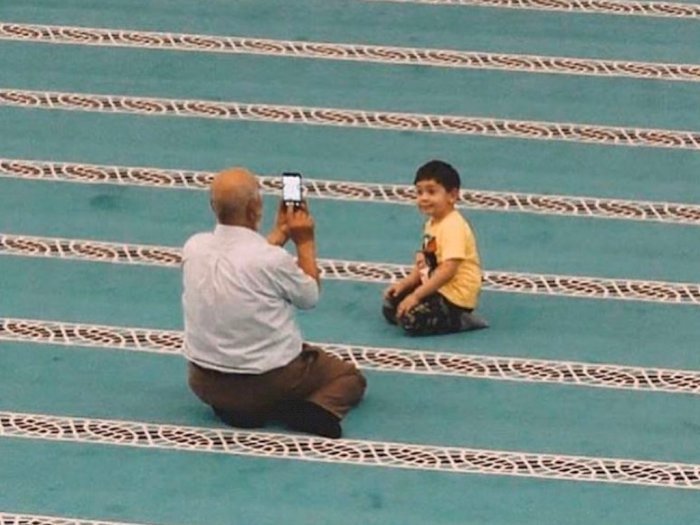 Gemas, Potret Kakek dan Cucu di Masjid Ini Bikin Warganet Nostalgia