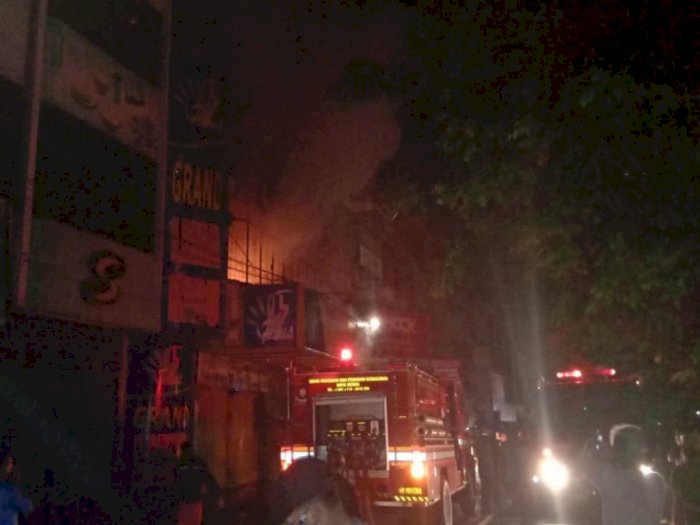 Kebakaran Hanguskan Satu Toko Serba Lima Ribu di Kampung Baru Medan
